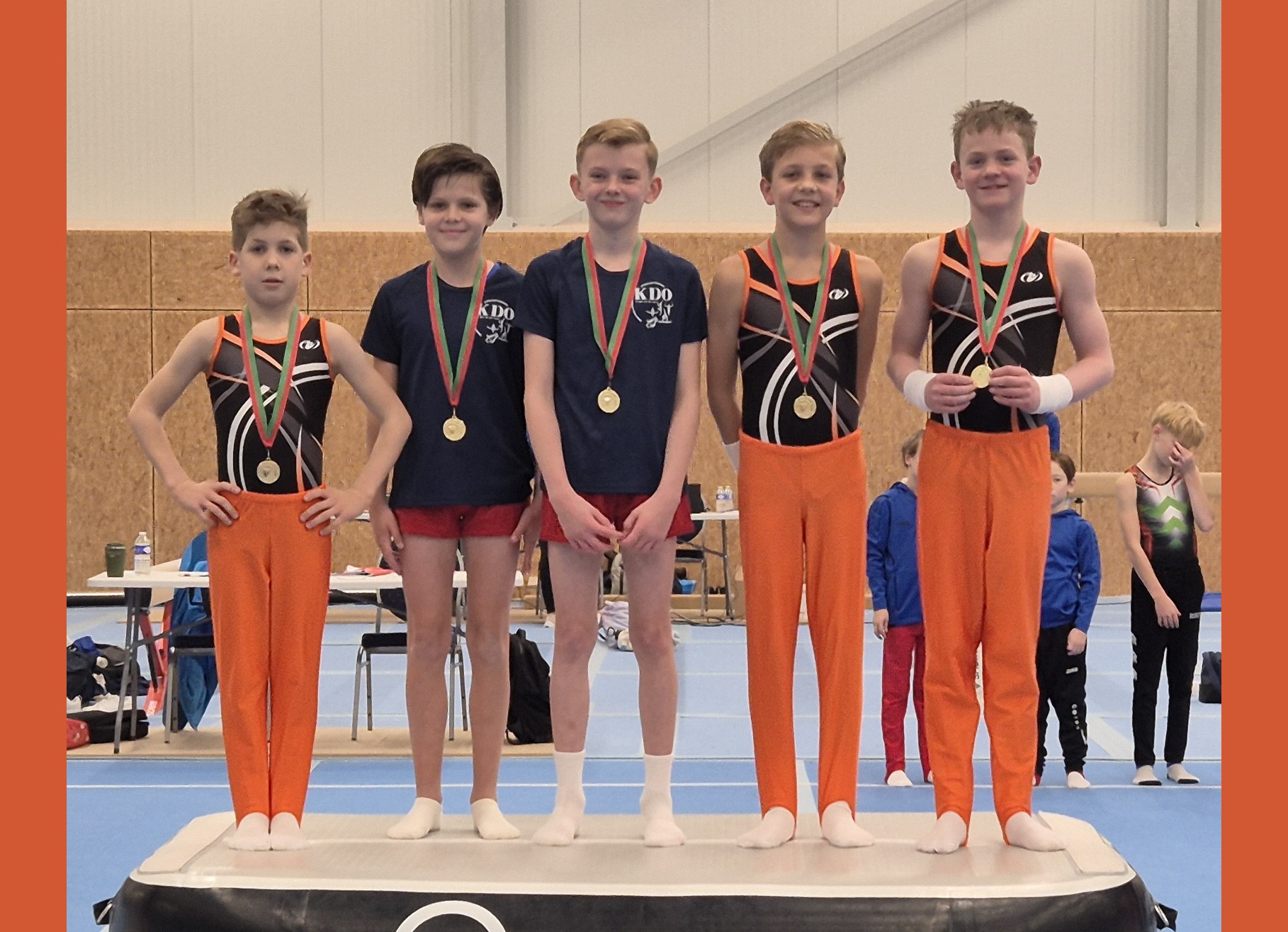 Het gouden turnteam TOOS/KDO van categorie Pupil B